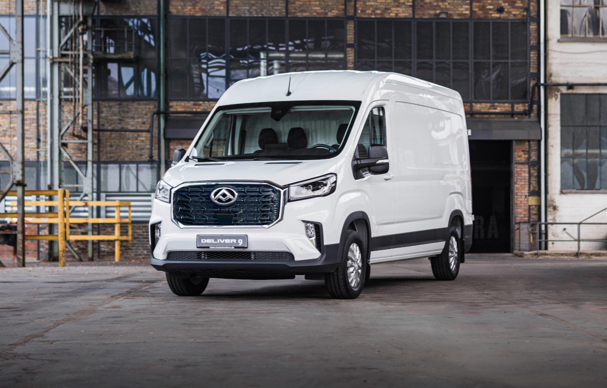 Weißer Lieferwagen auf einem industriellen Hintergrund, ideal für Transport und Logistik.