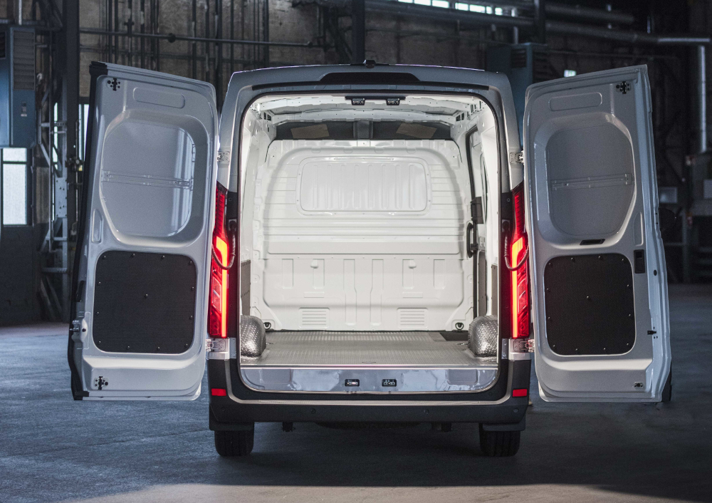 Offener Transporter mit zwei geöffneten Türen, helle Innenansicht, bereit für den Transport von Gütern.