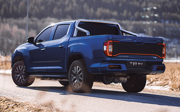 Blauer Pickup-Truck T90 EV von GAC Motor, seitliche Rückansicht auf einer ländlichen Straße.