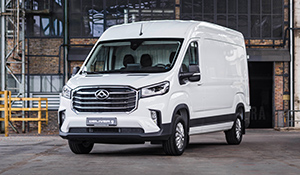 Weißer Lieferwagen vor einem Industriegebäude, ideal für Transport- und Logistikzwecke.