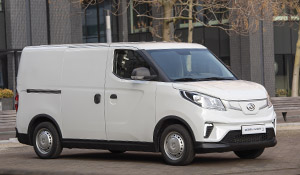 Weißer Lieferwagen auf einem städtischen Platz, modern und platzsparend, mit großen Frontscheiben.