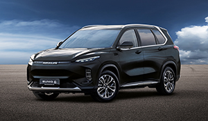 Schwarzer SUV mit modernem Design auf asphaltierter Fläche unter bewölktem Himmel.